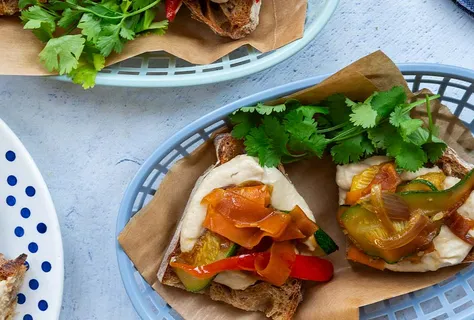 Toast med butterbean-spread og ponzu-glaserede grøntsager