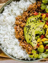Bowl med teriyaki pulled jackfruit, ris, avocado og peberfrugtsalsa