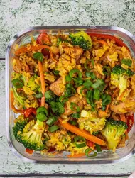 Ris stegt i æg med kylling og grøntsager