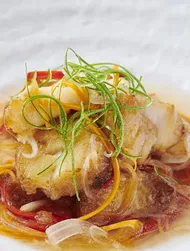 Stegt fisk i sursød sauce
