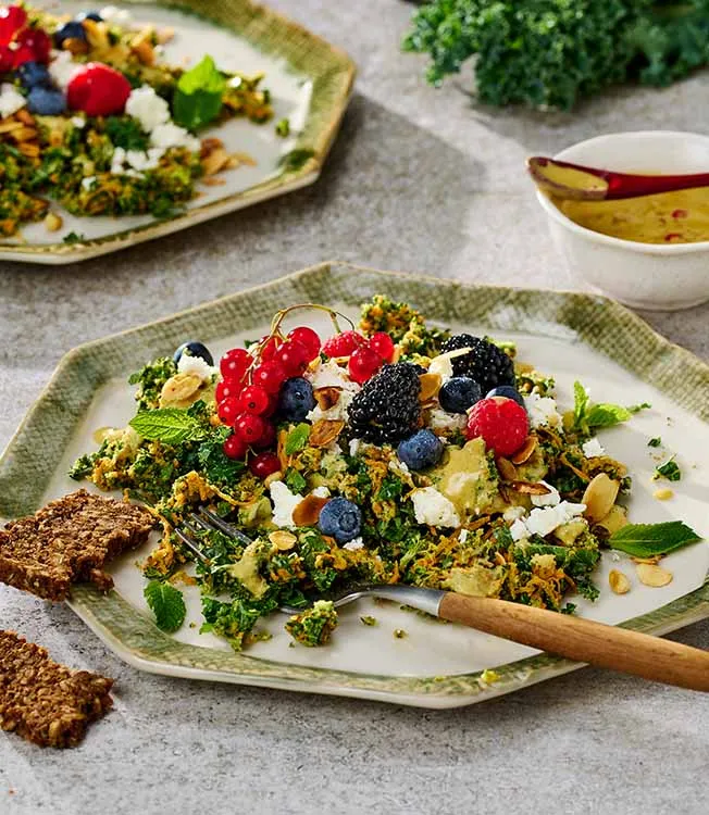 Broccolisalat med grønkål og feta