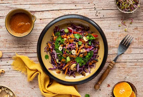 Rødkålssalat med cashewnødder og ærter