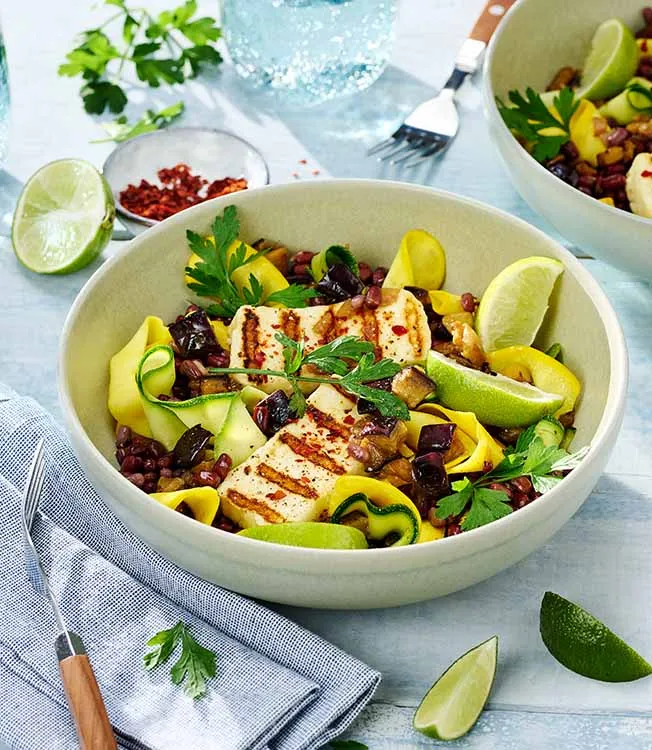 Salat med squash, bønner og aubergine