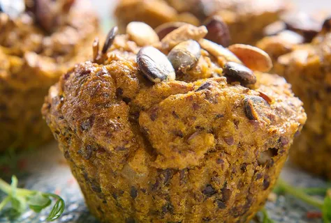 Muffins med sød kartoffel, spinat & oliven