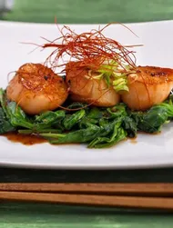 Hotategai shichimi-shoyu yaki – grillede kammuslinger med shichimi- eller chili-sojasauce