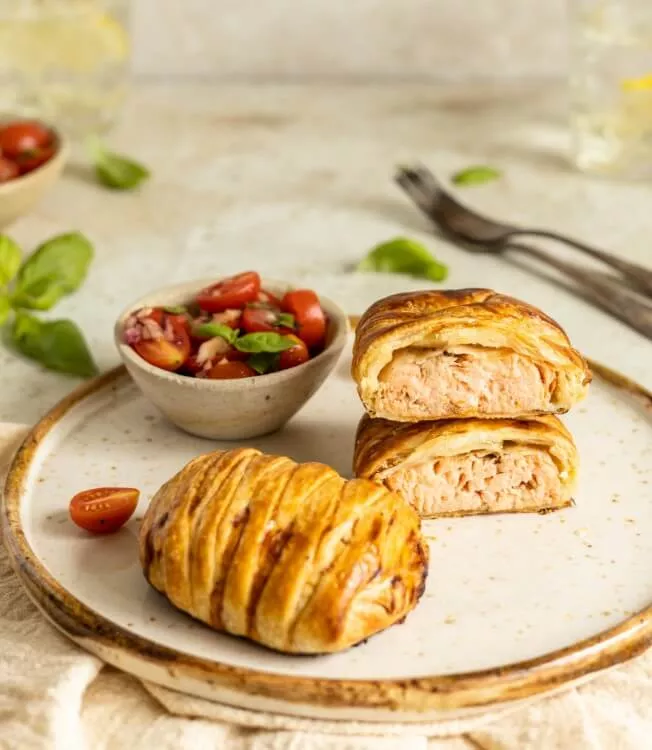 Fisk Wellington med salat af cherrytomater