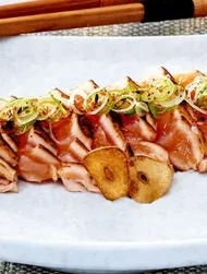 Laksetatar med ponzu-ræddikedip
