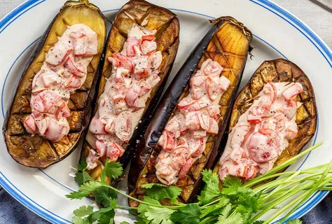 Grillede auberginer med tomat- og sojatopping og frisk koriander