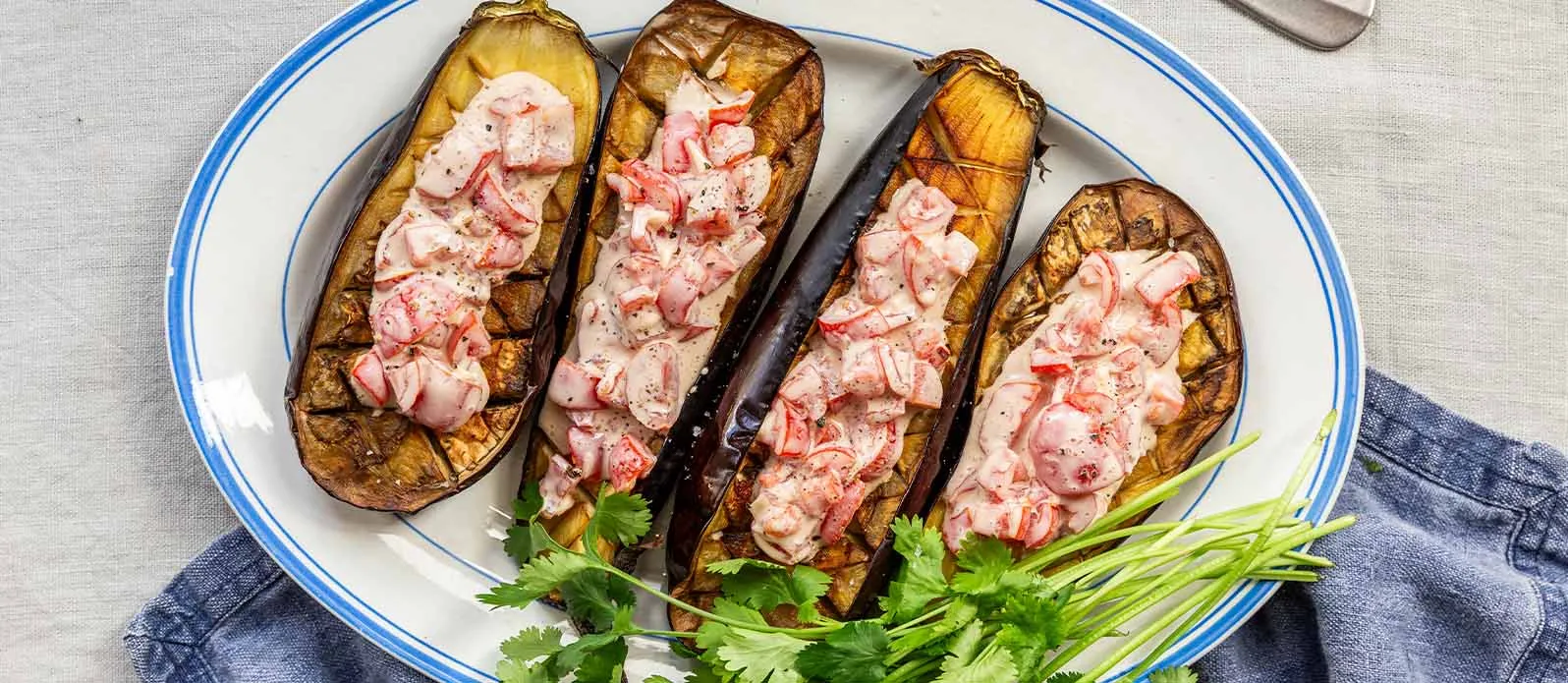 Grillede auberginer med tomat- og sojatopping og frisk koriander