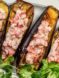 Grillede auberginer med tomat- og sojatopping og frisk koriander