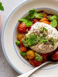 Langtidsbagte cherrytomater i sojamarinade med burrata og urtepesto