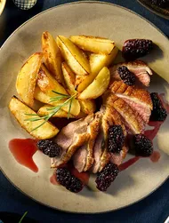 Andebryst, brombærsauce og misokartofler