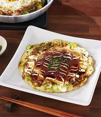 Okonomiyaki ”japansk madpandekage” med kød buta-tama