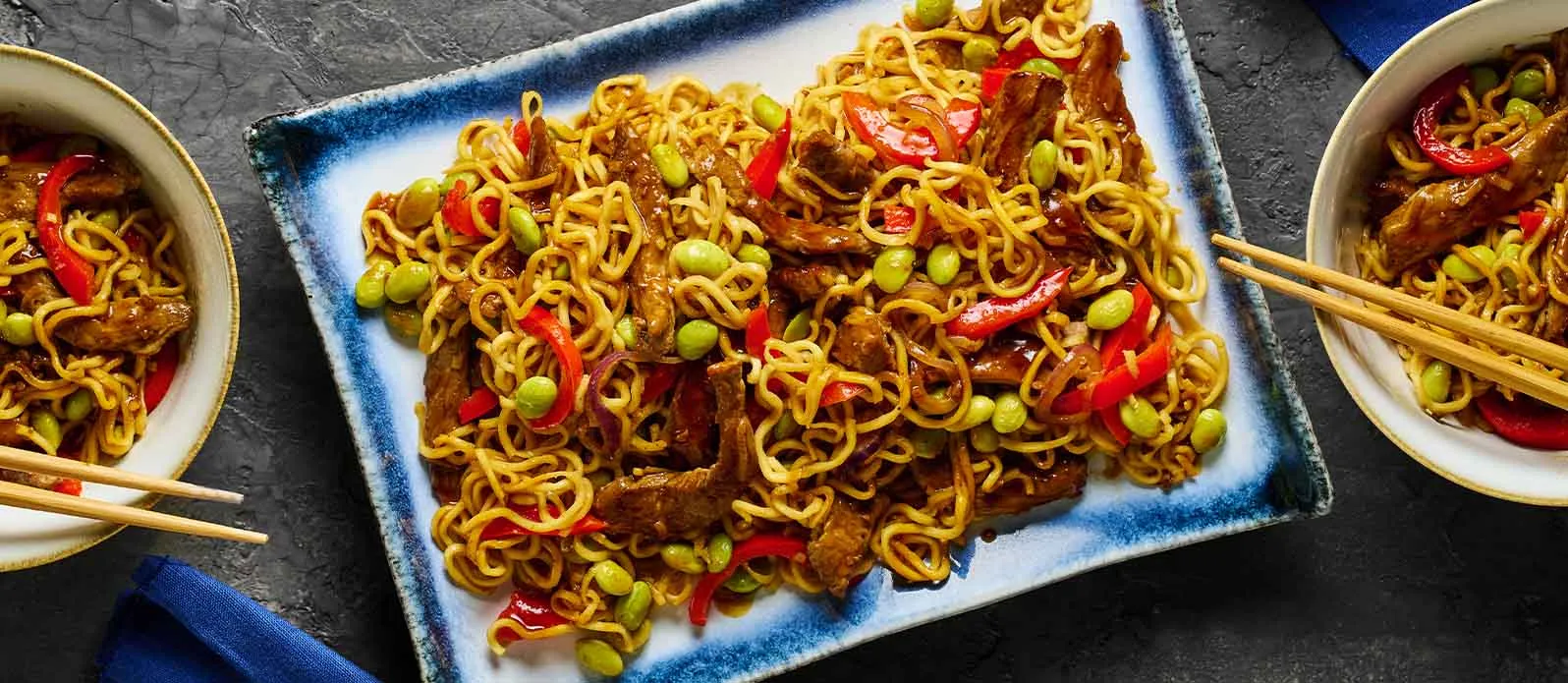 Teriyaki nudler med steak og edamamebønner