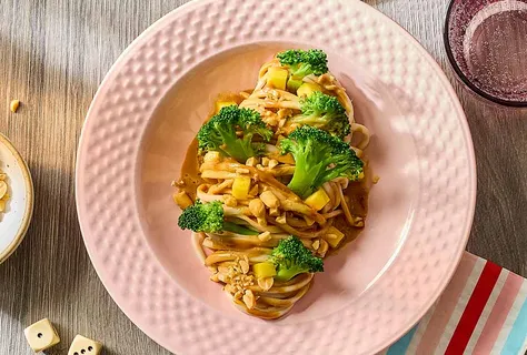 Peanut udonnudler med broccoli og mango