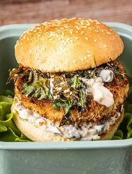 Fiskeburger med grønkål og yoghurtsauce