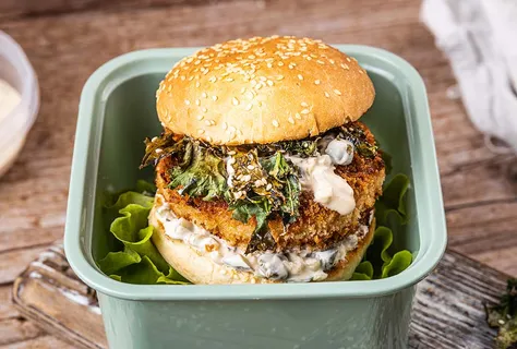 Fiskeburger med grønkål og yoghurtsauce