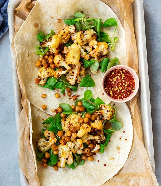 Wraps med blomkål og kikærter i chili-lime-sojadressing