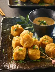 Fiske-takoyaki og teriyaki-peanutsauce