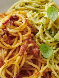 Rød og grøn pesto pasta med tomat og avocado
