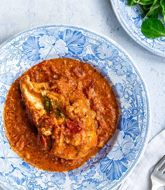 Fyldte kyllingebryst i tomatsauce med spinat, cashewnødder og sojasauce