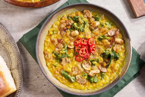 Rød linsedal med løg og mirin