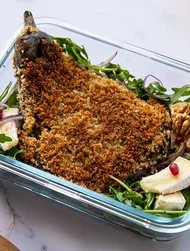 Salat med sprød aubergine og camembert