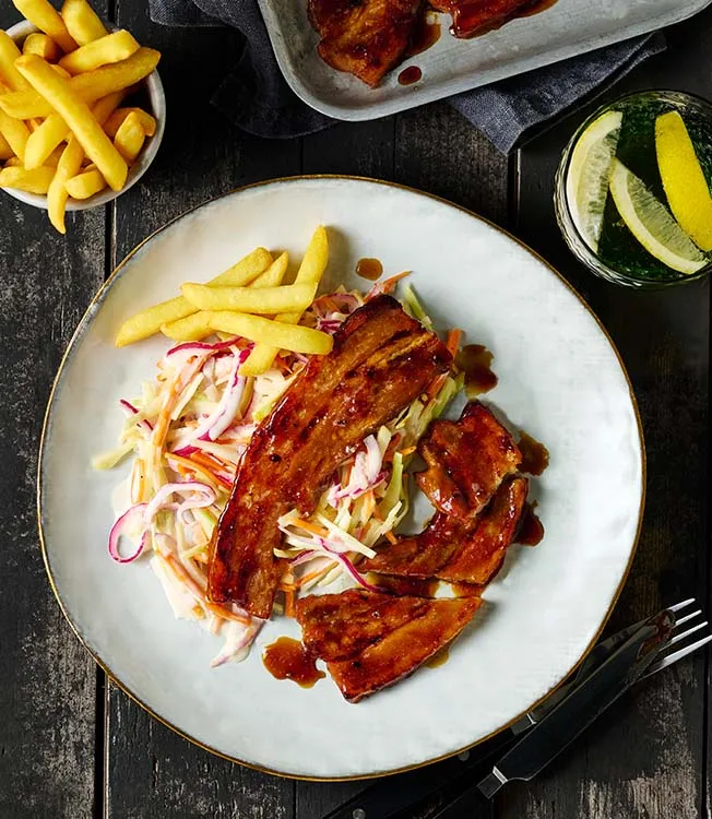 Stegt svinebryst med Teriyaki BBQ-sauce med coleslaw og pommes frites