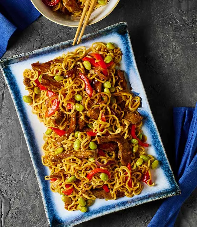 Teriyaki nudler med steak og edamamebønner
