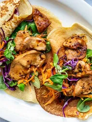 Hytteostwraps med sojamarineret kylling, spidskål og gulerod