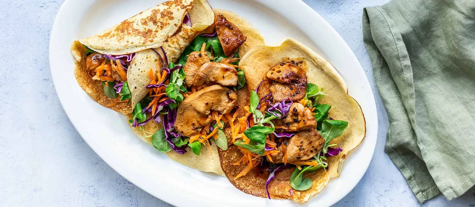 Hytteostwraps med sojamarineret kylling, spidskål og gulerod