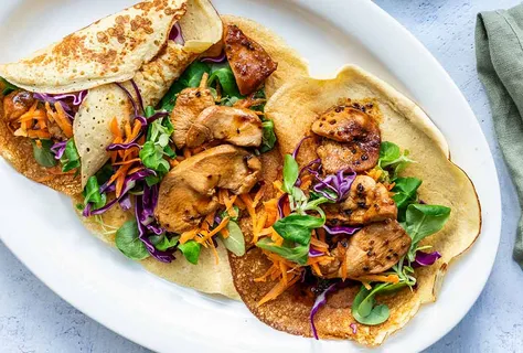 Hytteostwraps med sojamarineret kylling, spidskål og gulerod