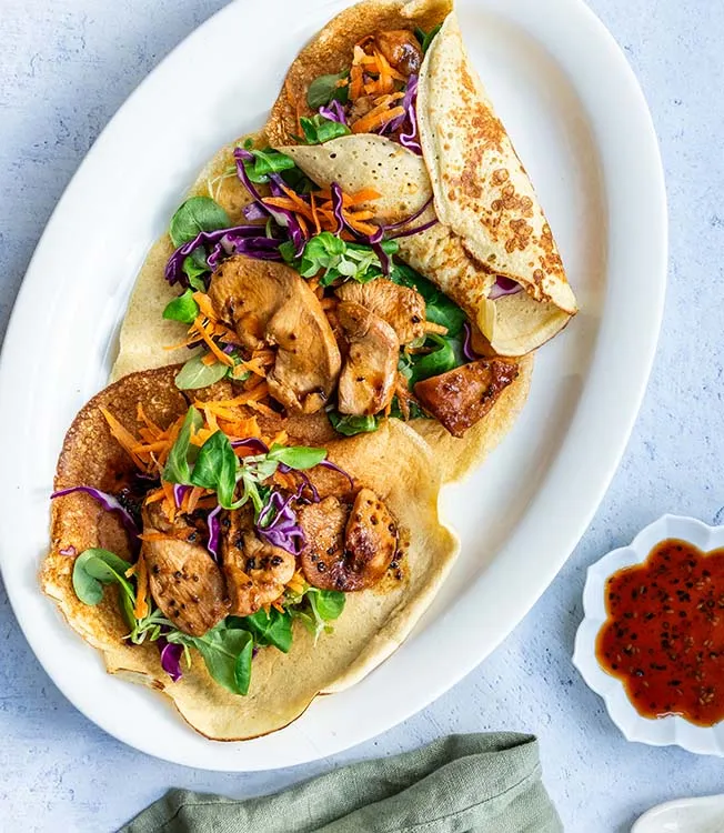 Hytteostwraps med sojamarineret kylling, spidskål og gulerod