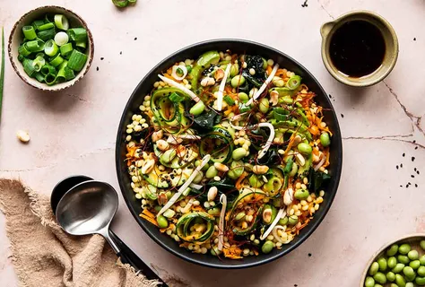 Salat med couscous, edamame og wakame