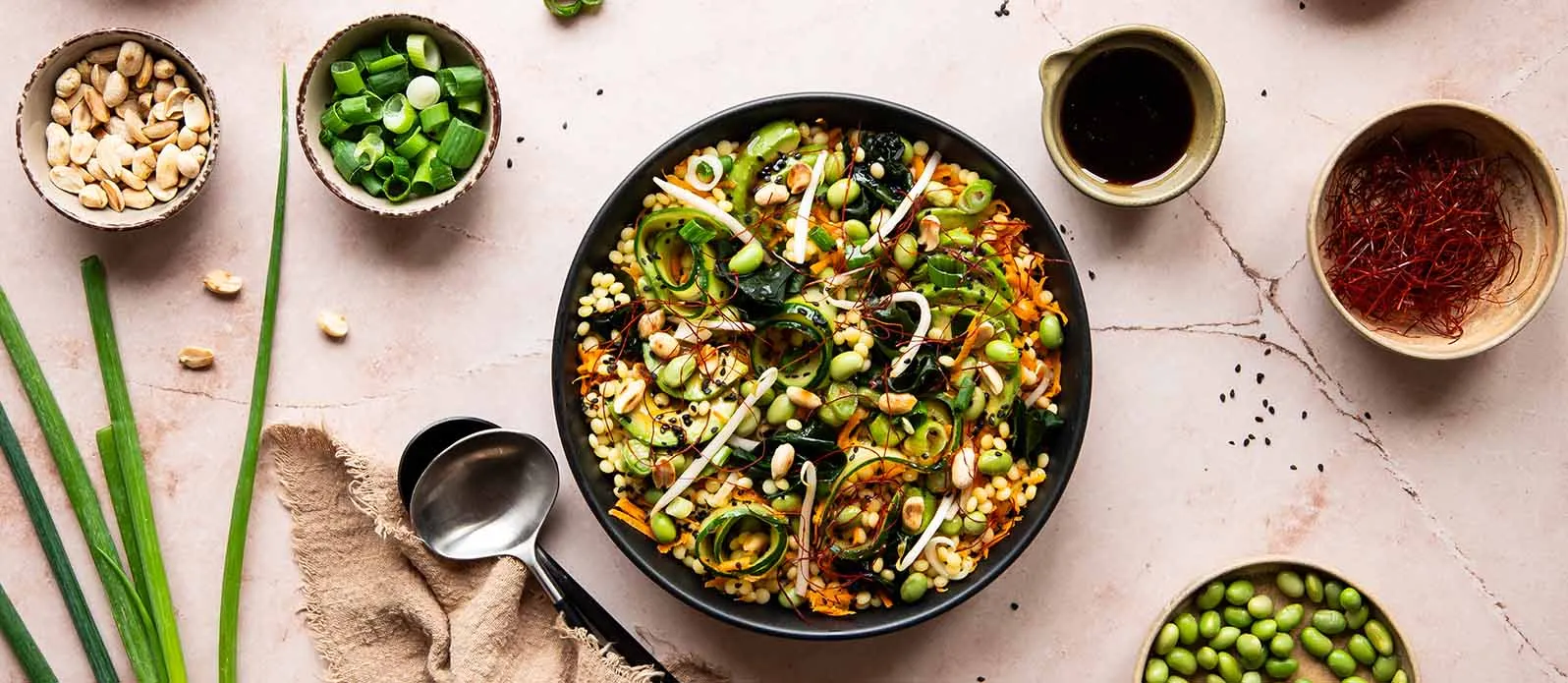 Salat med couscous, edamame og wakame