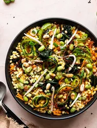 Salat med couscous, edamame og wakame