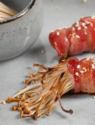 Wraps med enokisvampe og bacon