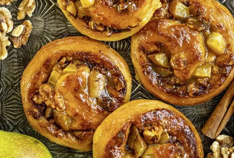 Kanelsnegle med pærer og valnødder