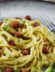 Spaghetti med broccolipesto og honningglaserede kikærter