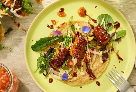 Tacos med teriyaki-blæksprutte, tomat og urter