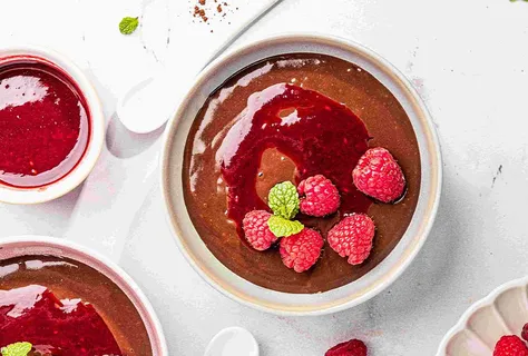Risbudding med chokolade og hindbærsauce