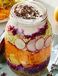 Regnbuesalat med misodressing