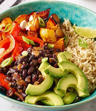 Burrito-bowl med teriyakimarinerede søde kartofler, sorte bønner og avocado