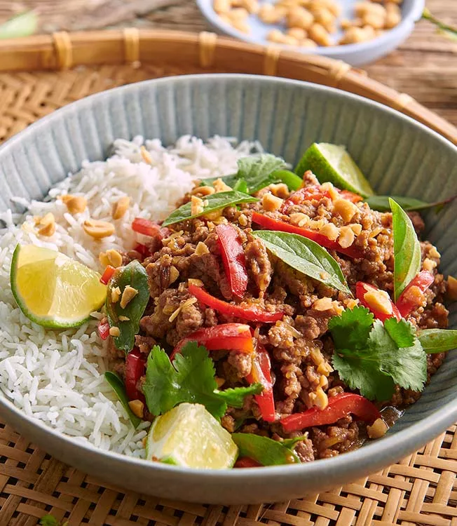 Pad Krapow med oksekød, peanuts og thaibasilikum