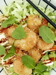 Måltidssalat med marinerede panko-rejer