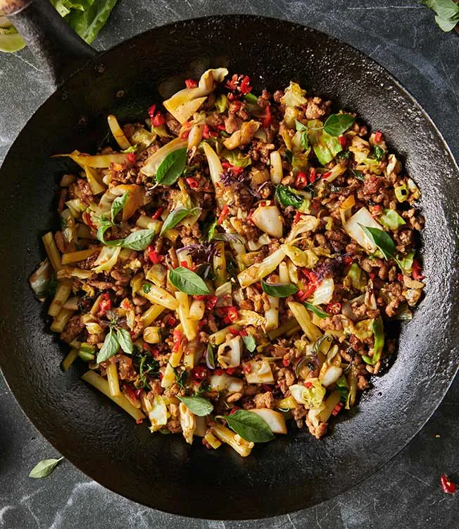 Wokstegt svinekød i thai-stil med kål og chili