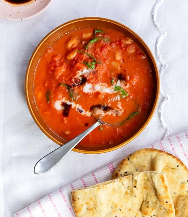 Cremet tomatgryde med hvide bønner og spinat