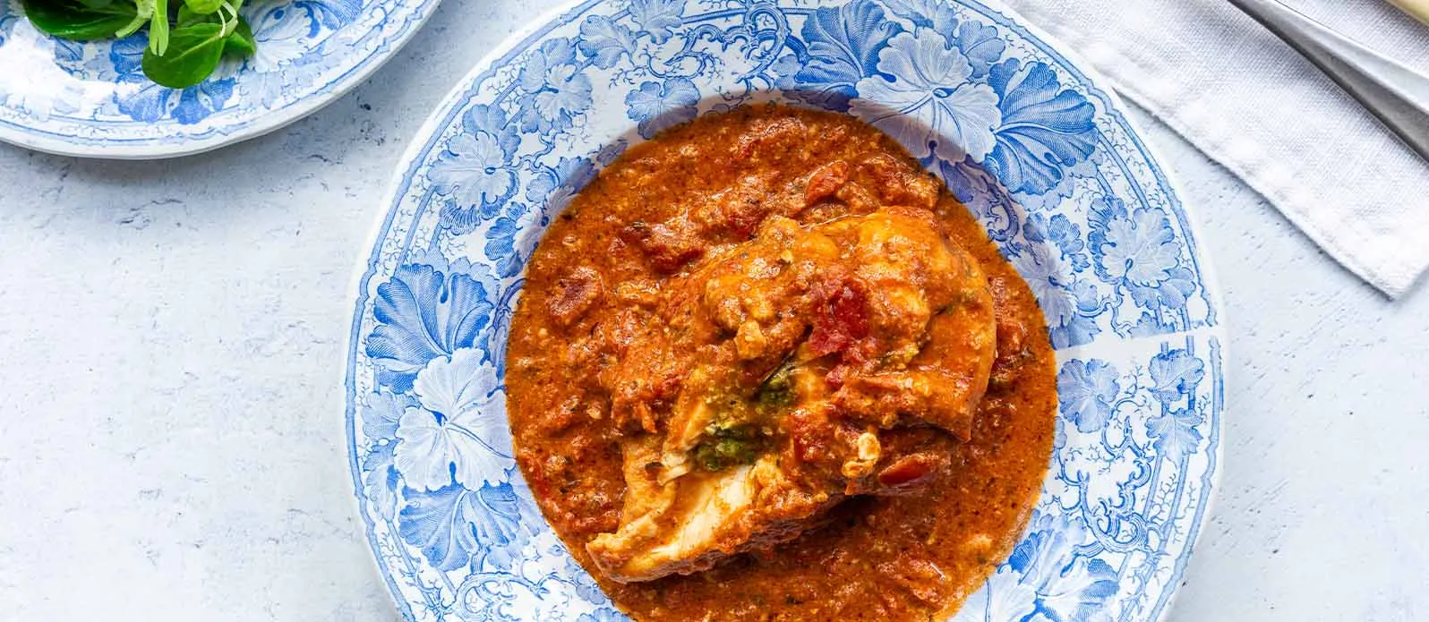 Fyldte kyllingebryst i tomatsauce med spinat, cashewnødder og sojasauce