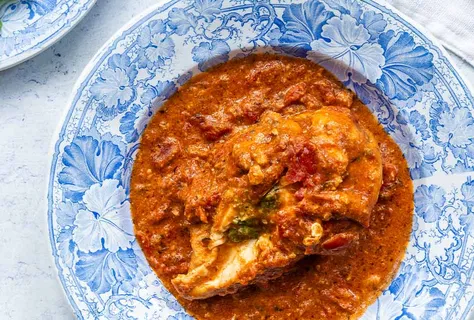 Fyldte kyllingebryst i tomatsauce med spinat, cashewnødder og sojasauce