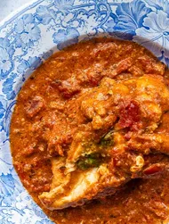 Fyldte kyllingebryst i tomatsauce med spinat, cashewnødder og sojasauce